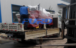福瑞得機械座駕壓路機，路面開槽機成功裝車及時發(fā)貨