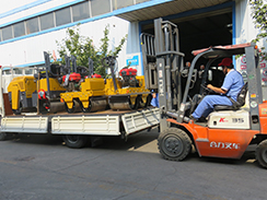 福瑞得機(jī)械4臺(tái)小型壓路機(jī)裝車發(fā)往河南。